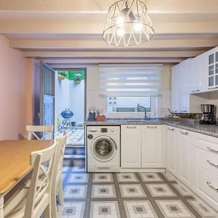Gorgeous House With Refreshing Garden In Besiktas איסטמבול